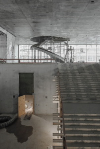 Haupttreppe zum ersten, offenen Ausstellungs- und Wendeltreppe zum zweiten, verdunkelten Ausstellungsgeschoss