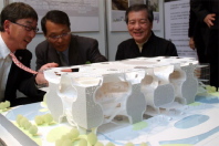 Toyo Ito (links) mit seinem Entwurf