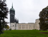 Der Turm der Schlosskirche in Wittenberg mit dem sanierten Schlossflügel. 