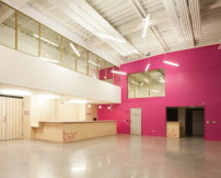 Nicht nur im zentralen Foyer arbeiteten die Architekten mit gnstigen Materialien und der Farbe Pink.  