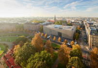 Wenn die Sonne sanft und seitlich auf den Friedrichsplatz scheint, wird auch die kluge Gliederung der Mannheimer Kunsthalle sichtbar. Problematisch wirkt sie, wenn die Außenhaut das Licht reflektiert. 