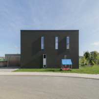 Wohnen im schwarzen Mini. Einfamilienhaus nahe Stuttgart von f m b, Foto: Andreas-Thomas Mayer