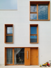 In der Gestaltung sehr ähnlich, ist auch hier Holz ein gestaltgebendes Element, das die Fassade gliedert (Charleville-Mèzières)