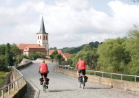 Projektbeispiel 1: Die Brücke der Einheit verläuft über die Werra und verbindet heute Vacha in Thüringen mit Philippsthal in Hessen.  