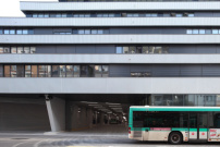 ber eine einfache Zufahrt wird der groe Busbahnhof im Sockel des Gebudes erreicht. 