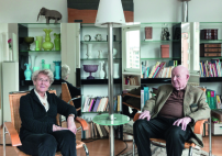 Trix und Robert Haussmann vor dem Notiz-Bücherregal, 2016 