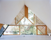 Holzelemente fr Fenster und Sonnenschutz strukturieren den Blick nach auen 