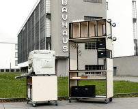 ON/OFF-Projekt „Guerrilla Printing Press“, hier vor dem Bauhaus in Dessau in Aktion 