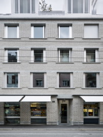 An der Fassade arbeiteten die Architekten mit grauen Klinkern, Betonbändern und exloxiertem Aluminium. 