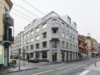 Die Ecksituation mit Eingang zum Restaurant und Balkonen ist typisch für viele Altbauten im Quartier. 