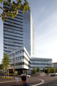 Mixed-Use in der Basler Agglomeration: Im Sockel liegen Büros, im Turm Wohnungen.  