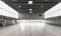 Die große Sporthalle bekommt über ihre großen Fenster- und Polykarbonatflächen viel Tageslicht.  