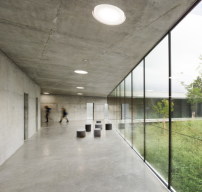 Raumhohe Glasflächen verbinden die Erschließungsbereiche mit dem Außenraum. 