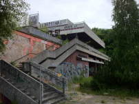 Die ehemals geordneten Terrassen- und Gartenanlagen rund um das Minsk sind heute zugewachsen und von Vandalismus gezeichnet. 