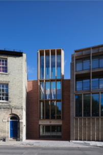 Das neue Eingangsgebäude an der Jesus Lane verbindet die radikal transformierte Erweiterung aus den Siebzigerjahren mit einem Altbau aus dem letzten Jahrhundert. Eichenholz, Backstein und Glas schaffen Gemeinsamkeiten. 