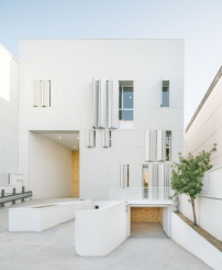 Dem Altbau wurde eine neue Fassade vorgesetzt. 