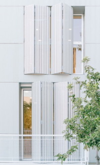 Perforierte Fensterlden ergnzen das feine Wellenprofil der neuen Hlle.