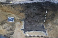 Deutlich zeichnen sich die Spuren eines sogenannten Kastenbrunnens im Boden ab. Die Art des Brunnens gab einen sicheren Hinweis auf die mittelalterliche Siedlung in Detmerode.