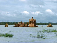 Ein erstes Bild zu „Island“ im britischen Beitrag zeigt die Shettihalli Rosary Church in der indischen Region Karnataka, die während des Monsuns regelmäßig im Wasser verschwindet. Foto: Bhaskar Dutta, Courtesy the British Council  