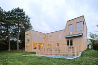 Das Wohnhaus ist in Holzständerbauweise errichtet mit schlankem Wandaufbau inklusive Dämmung...