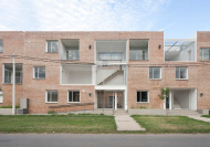 In der sozialen Wohnungsbausiedlung werden drei Gebudetypologien kombiniert um ein vielseitiges, urbanes Quartier zu schaffen.