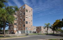 In der sozialen Wohnungsbausiedlung werden drei Gebudetypologien kombiniert um ein vielseitiges, urbanes Quartier zu schaffen.  