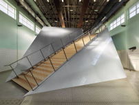 Ein asymmetrisches Raumvolumen nimmt neue Nutzungen auf.