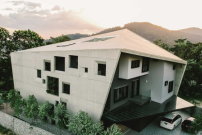 Beton und Grn  so lautet das Programm des von formzero entworfenen Wohnhauses in Kuala Lumpur. 