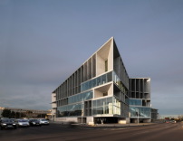 Der Neubau ist 350 Meter lang, 50 Meter breit und orientiert sich mit seiner offenen Fassadenseite zum Meer. 