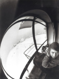 Marianne Brandt, o.T. (Selbstporträt mit Kamera), 1927-28 (1993), Courtesy: Sammlung Freese 