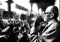 Walter Gropius richtet sich am Tag der Ausstellungseröffnung 1968.an die DemonstantInnen, Courtesy: WKV Archiv, Foto: Kurt Eppler 