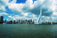 Offensichtliches Vorbild: Die Erasmusbrcke in Rotterdam wurde von den UN Studio-Grndern Ben van Berkel und Caroline Bos entworfen und 1996 erffnet. 