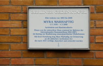 Gedenktafel an Warhaftigs wohl bekanntestem Gebude, einem IBA-Wohnhaus in der Dessauer Strae in Berlin. 