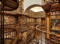 Die Bibliothek der Klosteranlage Maria Laach in Glees, Rheinland-Pfalz. 