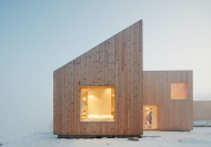 Die Holzhtte von Mork-Ulnes Architects liegt nrdlich von Oslo, leicht erhht ber einem See.