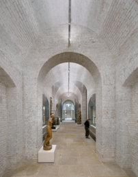 Eine neue Route führt durch die vergrößerte Royal Academy. Unter den Ziegelsteinbögen eines ehemaligen Lagerraums wird nun die Sammlung der Akademie ausgestellt. 