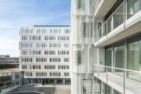 Das Bürogebäude von Brenac + Gonzalez + Associés in Paris ist Teil der neuen Quartiersentwicklung Charenton Bercy.  