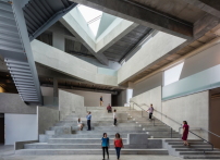 Die Treppenanlage gestalteten Steven Holl Architects als Foyer, Lichthof und Vorlesungssaal zugleich aus. 