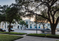 Der Neubau der Kunsthochschule in Houston von Steven Holl Architects ersetzt ein Gebude von 1979. Der parkartige Vorplatz wurde von Deborah Nevins + Associates und Nevins + Benito Landscape Architecture gestaltet. 