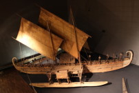 Das Boot aus dem 19. Jahrhundert kommt aus Para-Mikronesien und ist die Ikone des Enthnologischen Museums Berlin.  