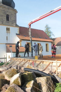 Die neue Remise von Schloss Bedheim liegt direkt neben der Kirche. 