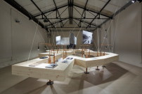 Der nachgebaute Grundriss des Versuchsmodells von Frei Otto bildet den Rahmen der Ausstellung. 