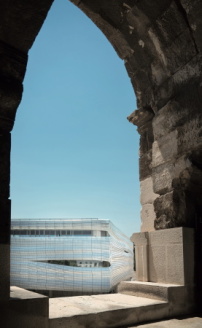Der Neubau von Elizabeth de Portzamparc in Zusammenarbeit mit A+ Architecture liegt direkt neben der antiken Arena gelegen. 