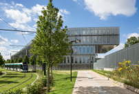 Ropa & Associs lieen das oberste Niveau in Richtung Campus auskragen, um so den Eingang und den Hauptbereich der Bibliothek zu markieren.
