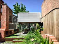 Im Melbourner Stadteil Fitzroy haben Austin Maynard Architects ein Wohnhaus für eine vierköpfige Familie erweitert. 