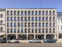 Rundbögen im sonst eher rechteckig geprägten Straßenbild: In die Backsteinfassade des Gebäudes an der Alten Schönhauser Straße ließen Tchoban Voss Architekten Fenster mit Bogenabschluss ein.  