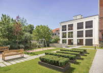 Im gemeinsamen Innenhof lösen Tchoban Voss Architekten den Backstein durch Putz ab.  