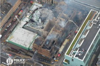 Das Mackintosh-Gebude (mitte) ist komplett zerstrt. Das Feuer ging auch auf die Veranstaltungshalle (links) ber. Rechts: der Erweiterungsbau von Steven Holl 