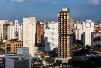 Sticht raus aus der Masse: der Wohnturm von b720 in São Paulo. 