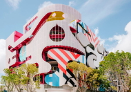 Das New Yorker Bro WORKac stapelte an der Schmalseite des Hauses ein kompaktes stdtisches Programm en miniature in die 90 Zentimeter tiefe Fassadenschicht.